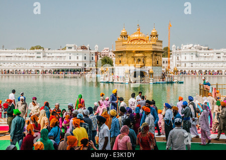 Sikh pilgrims drying off after bathing in the sacred tank surrounding the Golden Temple in Amritsar, India Stock Photo