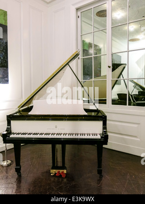 Grand Piano in Steinway and Sons Showroom, NYC, USA Stock Photo