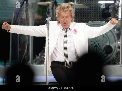 Berlin, Germany. 24th June, 2014. British singer Rod Stewart performs during his concert at the o2 world in Berlin, Germany, 24 June 2014. The concert kicked off his tour through the country. News Credit:  dpa picture alliance/Alamy Live News Stock Photo