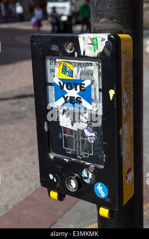 Vote Yes or No Glasgow.  Defaced push-button actuator on the streets. The Yes Scotland campaign in Glasgow, Scotland, UK, EU Stock Photo