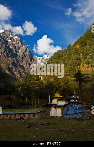 CHORTENS and a MANI WALL at a remote TIBETAN BUDDHIST MONASTERY - NEPAL HIMALALA Stock Photo