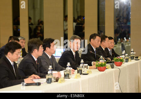 Taipei's Taiwan. 25th June, 2014. Zhang Zhijun (C), director of the Taiwan Affairs Office of China's State Council, speaks at a meeting with Taiwan's mainland affairs chief Wang Yu-chi in Taipei, southeast China's Taiwan, June 25, 2014. It was their second meeting this year. Wang visited the mainland in February. © He Junchang/Xinhua/Alamy Live News Stock Photo