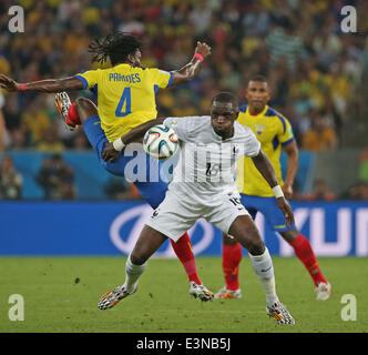 Rio de Janeiro, Brazil. 25th June, 2014. Ecuador's Paredes challenges for the ball with France's Sissoko during the group E World Cup soccer match at the Maracana Stadium in Rio de Janeiro, Brazil, on June 25, 2014. Photo: FABIO MOTTA/ESTADAO/picture alliance/dpa/Alamy Live News Stock Photo