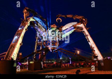 Glastonbury Festival, 26th June, 2014: Crew members work overnight preparing Arcadia's giant fire breathing mechanical spider for friday nights opening show. Arcadia is one of Glastonbury Festival's most popular late night venues attracting massive crowds every night. Credit:  Tom Corban/Alamy Live News Stock Photo