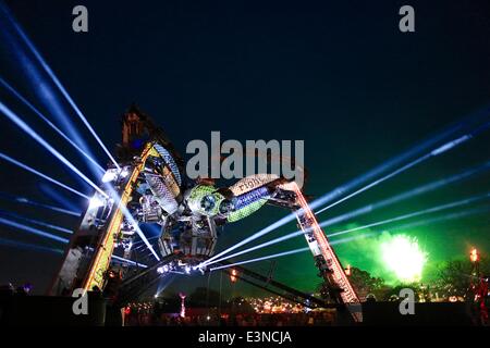 Glastonbury Festival, 26th June, 2014: Crew members work overnight preparing Arcadia's giant fire breathing mechanical spider for friday nights opening show. Arcadia is one of Glastonbury Festival's most popular late night venues attracting massive crowds every night. Credit:  Tom Corban/Alamy Live News Stock Photo