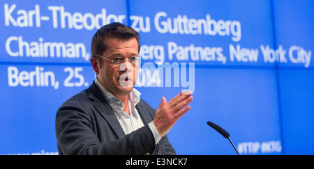 Berlin, Germany. 25th June, 2014. Former German Defence Minister Karl-Theodor zu Guttenberg speaks during the conference Transatlantic Dialogue in Berlin, Germany, 25 June 2014. In his speech zu Guttenberg spoke on the topic of 'Big Data zwischen Chaos und Ordnungspolitik' (Big data between chaos and policies of regulation). Photo: Hannibal Hanschke/dpa/Alamy Live News Stock Photo