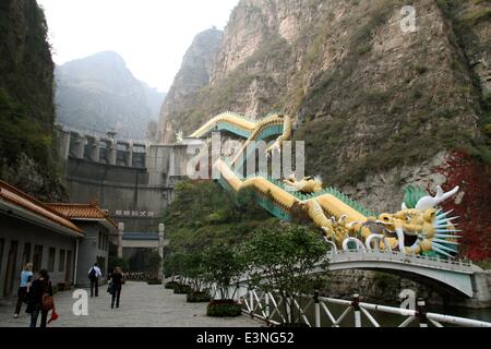 Yanqing, China. 27th Sep, 2009. (FILE ) - An archive picture, dated 27 September 2009, shows a 258 metre long escalator in the shape of a giant dragon leading all the way up to the upper level of a dam which spans across the Longqing ravine near the city of Yanqing, China, 27 September 2009. The Longqing ravine, which can only be explored on boat, is a favourite tourist destination and stands comparisons to boad trips through the Jangts ravines. Photo: Alexandra Schuler - NO WIRE SERVICE -/dpa/Ģ����ý Live News Stock Photo
