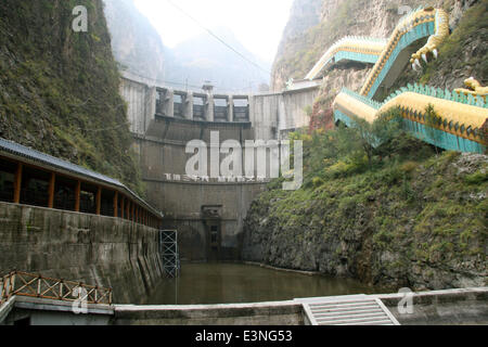 Yanqing, China. 27th Sep, 2009. (FILE ) - An archive picture, dated 27 September 2009, shows a 258 metre long escalator in the shape of a giant dragon leading all the way up to the upper level of a dam which spans across the Longqing ravine near the city of Yanqing, China, 27 September 2009. The Longqing ravine, which can only be explored on boat, is a favourite tourist destination and stands comparisons to boad trips through the Jangts ravines. Photo: Alexandra Schuler - NO WIRE SERVICE -/dpa/Ģ����ý Live News Stock Photo