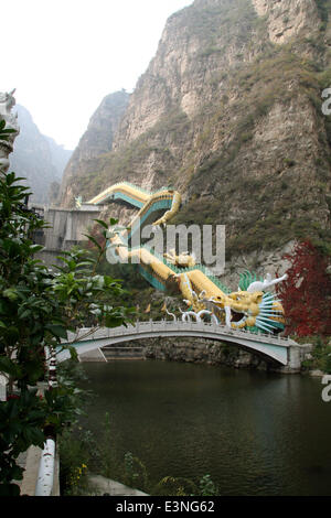 Yanqing, China. 27th Sep, 2009. (FILE ) - An archive picture, dated 27 September 2009, shows a 258 metre long escalator in the shape of a giant dragon leading all the way up to the upper level of a dam which spans across the Longqing ravine near the city of Yanqing, China, 27 September 2009. The Longqing ravine, which can only be explored on boat, is a favourite tourist destination and stands comparisons to boad trips through the Jangts ravines. Photo: Alexandra Schuler - NO WIRE SERVICE -/dpa/Ģ����ý Live News Stock Photo