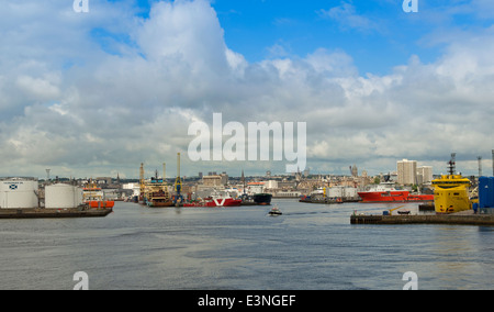 PILOT BOAT LEAVING ABERDEEN HARBOUR SCOTLAND TOWARDS THE OPEN SEA Stock Photo