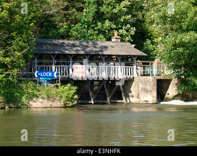 Small wooden covered bridge over weir at Iffley Lock on the River Thames, Oxford, UK Stock Photo