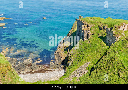 FINDLATER CASTLE RUINS AND CLEAR BLUE SEA ABERDEENSHIRE COAST NEAR PORTSOY SCOTLAND Stock Photo