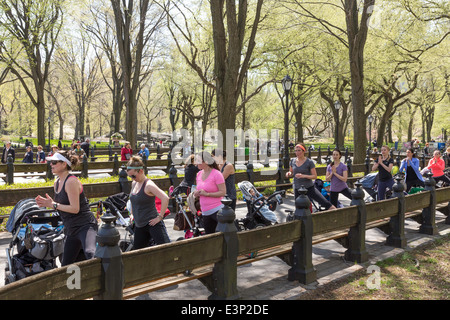 FIT4MOM Exercise Class in Central Park, NYC, USA Stock Photo