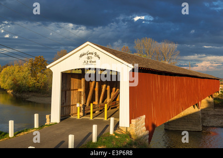 The Medora Covered Bridge built in 1875 spans the East Fork of the White River near Medora, Indiana, USA Stock Photo