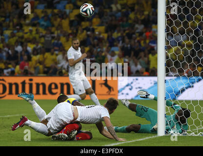 (140625) -- RIO DE JANEIRO, June 25, 2014 (Xinhua) -- France's Antoine Griezmann (2nd R) shoots the ball during a Group E match between Ecuador and France of 2014 FIFA World Cup at the Estadio do Maracana Stadium in Rio de Janeiro, Brazil, June 25, 2014. (Xinhua/Wang Lili) Stock Photo