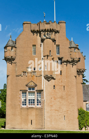 CRATHES CASTLE WALL DETAIL WITH COATS OF ARMS AND TURRETS ABERDEENSHIRE SCOTLAND Stock Photo