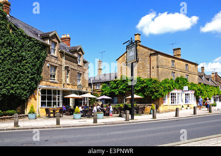 Pub high street broadway cotswolds worcestershire uk Stock Photo - Alamy