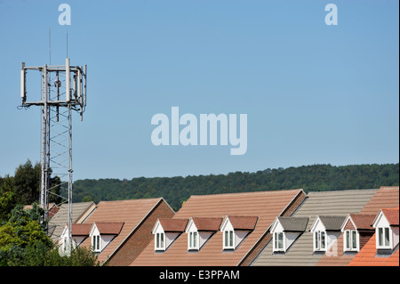 Mobile phone mast in close proximity to new homes in Petersfield, Hampshire Stock Photo