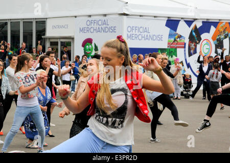 Glasgow, Scotland, UK. 27th June, 2014. A flashmob of 100 dancers heralds the opening of the official games merchandise superstore by Chief Executive David Grevemberg Credit:  ALAN OLIVER/Alamy Live News Stock Photo