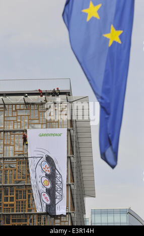 (140627) -- BRUSSELS, June 27, 2014 (xinhua) -- Members of the group Greenpeace unfurl a giant banner outside of a new EU building during the second day of an EU Summit in Brussels, capital of Belgium, June 27, 2014. Greenpeace blamed European energy companies for fueling the EU's dependence on energy imports. (Xinhua/Ye Pingfan) Stock Photo
