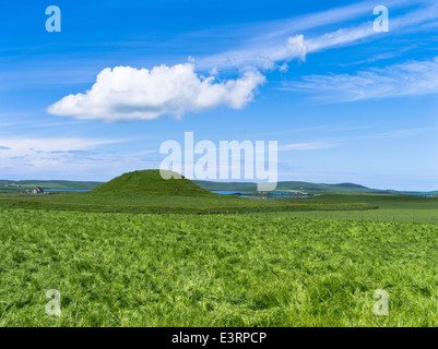 dh Neolithic burial chamber MAESHOWE MOUND ORKNEY SCOTLAND Prehistoric tomb bronze age site ancient mounds uk Stock Photo