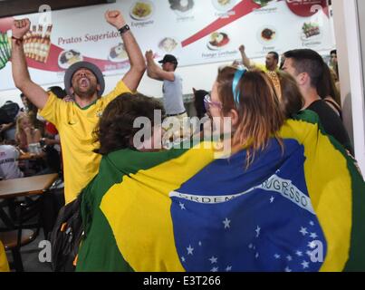 Porto Seguro, Brazil. 28th June, 2014. Brazilians celebrate their team's victory in the FIFA soccer World Cup round of sixteen match against Chile at the airport in Porto Seguro, Brazil, 28 June 2014. The FIFA World Cup takes place in Brazil from 12 June to 13 July 2014. Photo: Marcus Brandt/dpa/Alamy Live News Stock Photo