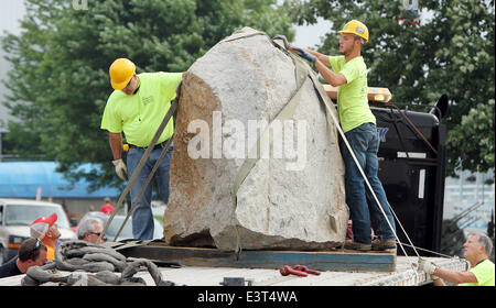 Le Claire, IOWA, USA. 28th June, 2014. Crews with Superior Seawalls and Docks work to put the The Scott County Freedom Rock in place on the river front in LeClaire, Iowa on Saturday, June 28, 2014. The original Freedom Rock is a large (approx. 60 ton) boulder located in rural Iowa that is repainted every year with a different Thank You for our nations Veterans to honor their service to our country. The artist, Ray ''Bubba'' Sorensen II, was inspired by the movie Saving Private Ryan, as well as, wanting to give Veterans a unique recognition on Memorial Day. With 99 counties in Iowa presently Stock Photo