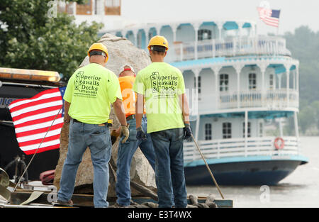 Le Claire, IOWA, USA. 28th June, 2014. Crews with Superior Seawalls and Docks work to put the The Scott County Freedom Rock in place on the river front in LeClaire, Iowa on Saturday, June 28, 2014. The original Freedom Rock is a large (approx. 60 ton) boulder located in rural Iowa that is repainted every year with a different Thank You for our nations Veterans to honor their service to our country. The artist, Ray ''Bubba'' Sorensen II, was inspired by the movie Saving Private Ryan, as well as, wanting to give Veterans a unique recognition on Memorial Day. With 99 counties in Iowa presently Stock Photo