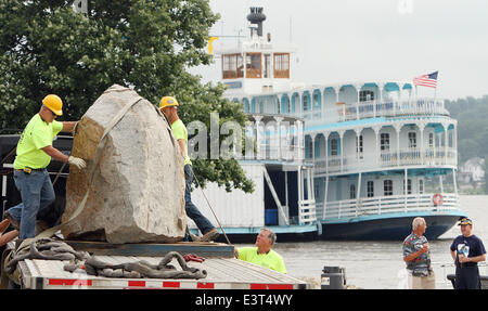 Le Claire, IOWA, USA. 28th June, 2014. Local residents watch as crews with Superior Seawalls and Docks work to put the The Scott County Freedom Rock in place on the river front in LeClaire, Iowa on Saturday, June 28, 2014. The original Freedom Rock is a large (approx. 60 ton) boulder located in rural Iowa that is repainted every year with a different Thank You for our nations Veterans to honor their service to our country. The artist, Ray ''Bubba'' Sorensen II, was inspired by the movie Saving Private Ryan, as well as, wanting to give Veterans a unique recognition on Memorial Day. With 99 co Stock Photo