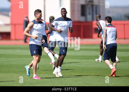 Brasilia, Brazil. 29th June, 2014. France's Paul Pogba (C) and Olivier Giroud jog during a training session at the Centro de Capacitacao Fisica dos Bombeiros in Brasilia, Brazil, 29 June 2014. France will face Nigeria in the FIFA World Cup 2014 round of 16 match in Brasilia on 30 June 2014. Photo: Marius Becker/dpa/Alamy Live News