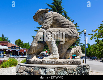 Claude Chana by Kenneth Fox, sculpture of miner panning for gold, old town Auburn, 'Mother Lode' Gold Country, California, USA Stock Photo