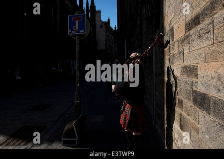 A man in traditional suit plays bagpipe in Edinburgh, Scotland Stock Photo