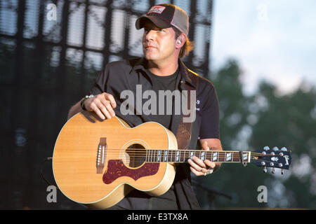 Oshkosh, Wisconsin, USA. 28th June, 2014. Country artist CARRIE ...