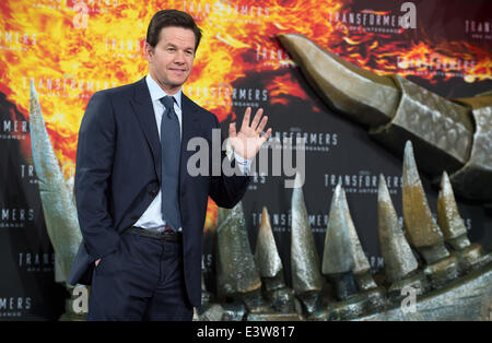 US actor Mark Wahlberg arrives for the premiere of 'Transformers: Age of Extinction' in Berlin, Germany, 29 June 2014. The movie will be released in German theaters on 17 July 2014. Photo: Tim Brakemeier/dpa Stock Photo