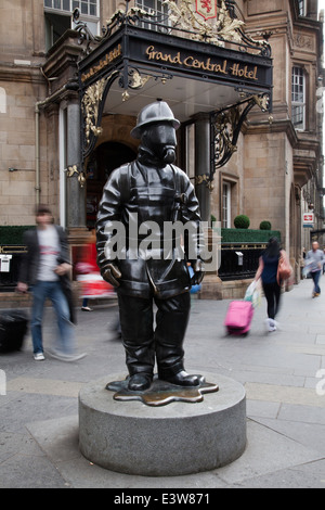 Citizen Firefighter, Gordon Street, Glasgow. The bronze sculpture by Kenny Hunter, Scotland, UK Stock Photo