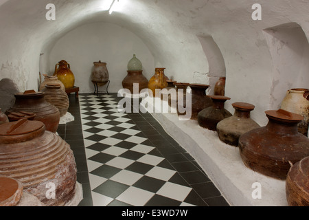 Griechenland, Symi, Kloster Panormitis, Keller mit Tongefässen im Folklore Museum Stock Photo