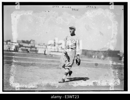 Otto Miller, left, of the Brooklyn Dodgers, and Babe Ruth, of the