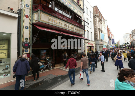 People outside the Bewley's Oriental Cafe on Grafton Street in Dublin Stock Photo