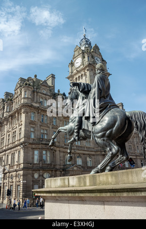 Wellington Statue and the Balmoral Hotel in Edinburgh city centre Stock Photo