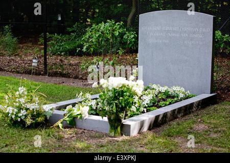 Baarn, The Netherlands. 1st July, 2014. A memorial stone has been placed on the grave of Dutch Prince Friso in Lage Vuursche in Baarn, The Netherlands, 01 July 2014. The Prince, who spent 18 months in a coma after being caught in an avalanche, died aged 44, on 12 August 2013. Credit:  dpa/Alamy Live News Stock Photo