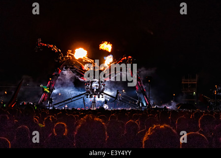 Pilton, UK, 29/06/2014 : Atmosphere at Glastonbury Festival. Crowds flock to Arcadia late on the Saturday night. Picture by Julie Edwards Stock Photo