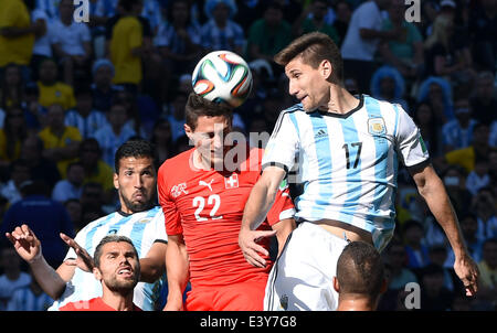Sao Paulo, Brazil. 1st July, 2014. Argentina's Federico Fernandez (R) competes for a header with Switzerland's Fabian Schaer (C) during a Round of 16 match between Argentina and Switzerland of 2014 FIFA World Cup at the Arena de Sao Paulo Stadium in Sao Paulo, Brazil, on July 1, 2014. Credit:  Wang Yuguo/Xinhua/Alamy Live News Stock Photo