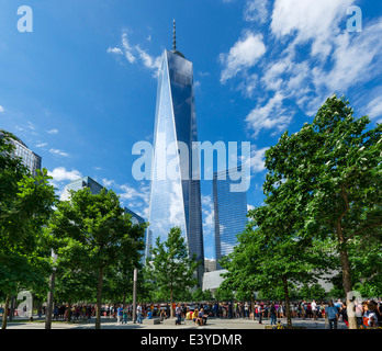 One World Trade Center (the 'Freedom Tower') viewed from the National September 11 Memorial, Manhattan, NYC, New York City, NY, USA Stock Photo