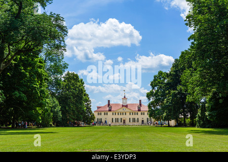 President George Washington's plantation mansion at Mount Vernon, Fairfax County, Virginia, USA Stock Photo