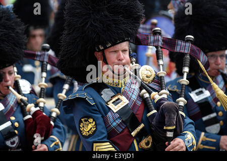 Ottawa, Canada. 1st July, 2014. The military pipe band plays during the ceremonies to celebrate the 147th Canada Day on Parliament Hill in Ottawa, Canada, on July 1, 2014. Credit:  David Kawai/Xinhua/Alamy Live News Stock Photo