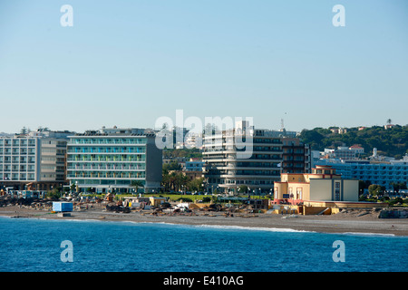 Griechenland, Dodekanes, Rhodos, Rhodos-Stadt, Blick auf die Hotels an der Strandpromenade der Neustadt und rechts das Aquarium. Stock Photo