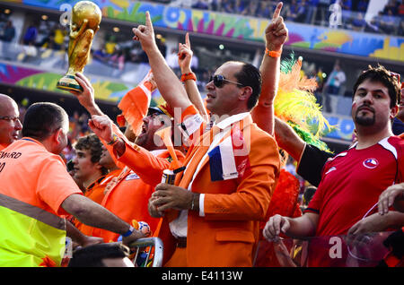 Sao Paolo, Brazil. 23rd June, 2014. Netherlands fans celebrate the team's victory against Chile by 2-0, at the match #36 of the 2014 World Cup, this monday, June 23rd, in Sao Paulo, Brasil (Credit Image: © Gustavo Basso/NurPhoto/ZUMA Wire) Stock Photo