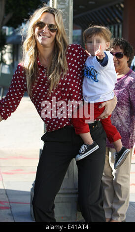 Molly sims son out in hi-res stock photography and images - Alamy