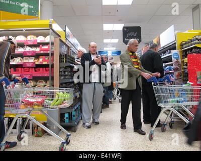 The retail park at London Colney was busy as the Boxing Day sales started. The car park was quickly filled before the shops opened. A nearby Tesco reduced the price of all its' turkeys.  Featuring: Tesco reducing turkeys Where: London, United Kingdom When Stock Photo