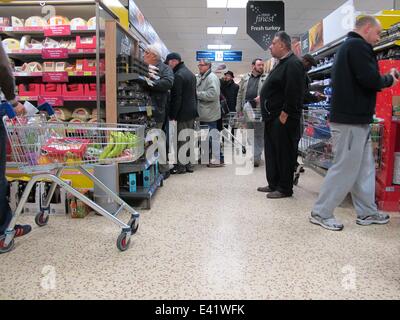 The retail park at London Colney was busy as the Boxing Day sales started. The car park was quickly filled before the shops opened. A nearby Tesco reduced the price of all its' turkeys.  Featuring: Tesco reducing turkeys Where: London, United Kingdom When Stock Photo